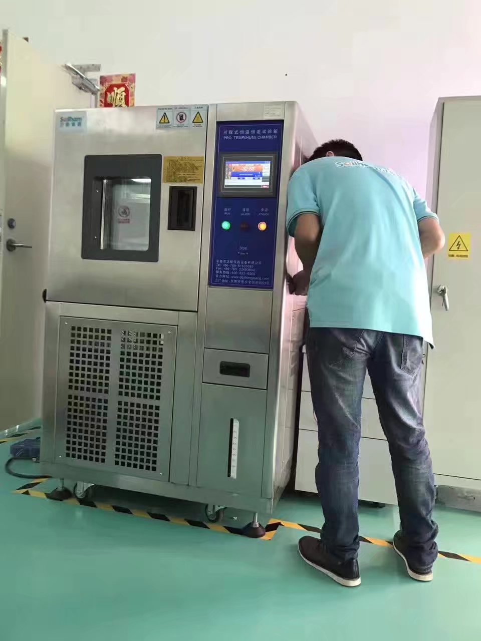 正航工程師認真交機培訓(xùn)客戶操作使用高低濕熱交變試驗箱